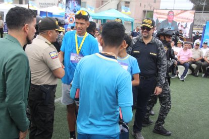 El Ministro Jhon Reimberg junto a autoridades policiales premiaron a los chicos en las competiciones