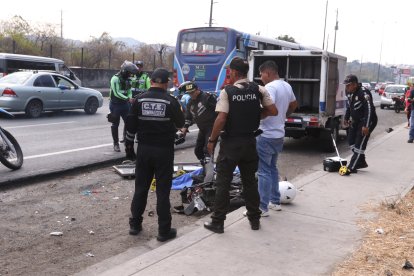 La motocicleta de la víctima quedó destrozada por el accidente.