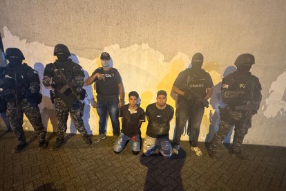 Dos jóvenes fueron detenidos durante el operativo en una hacienda de la provincia de Guayas