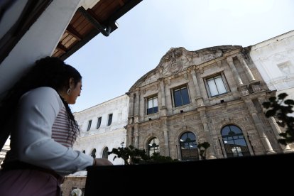 En este balcón, Manuela Cañizares llamó la atención de los indecisos que no sabían si querían luchar por la independencia.