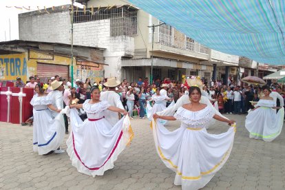 El recorrido del pregón duró cuatro horas y participaron varias escuelas de la localidad.