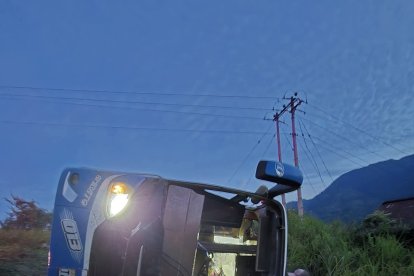 Restos del bus de la cooperativa San Juan tras el fatal accidente en el sector Alungoto n la vía a Balsapamba en la provincia de Bolívar.