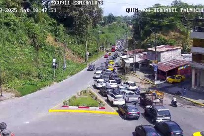 Cientos de vehículos pasan por el redondel del Palmicultor, en Quinindé, rumbo a ls playas de la provincia de Esmeraldas.