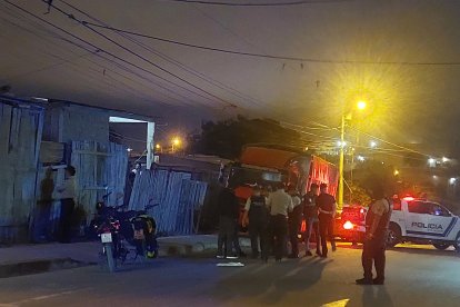 Sujetos que se movilizaban en varias motos llegaron hasta este lugar y asesinaron a un hombre