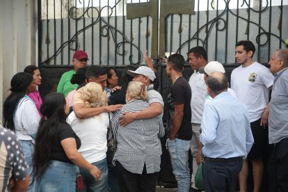 Familiares acuden a la morgue de Daule tras la masacre en Santa Lucía.