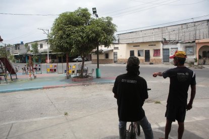 Personas señalan donde hubo un ataque armado en la isla Trinitaria.