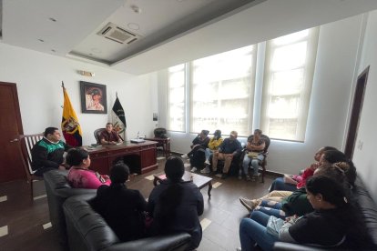 Familiares de los desaparecidos se reunieron con el gobernador de Los Ríos.