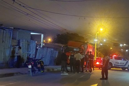 La investigación policial por el crimen se extendió hasta la madrugada del domingo.