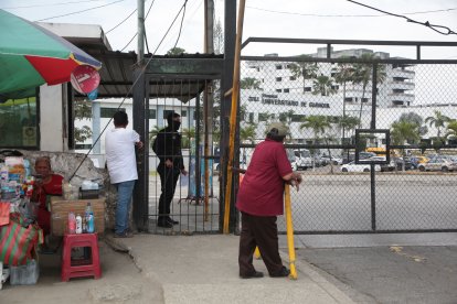Familiares de las pacientes esperaban en la puerta del hospital información de sus parientes.