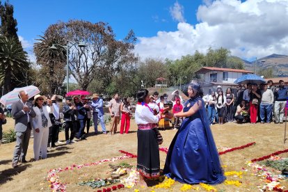 La celebración de los 15 años empezó con el ritual de florecimiento.