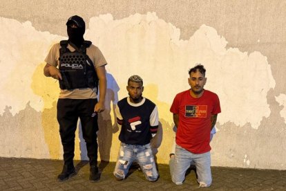 Los sujetos detenidos habrían extorsionado a más de 15 locales.