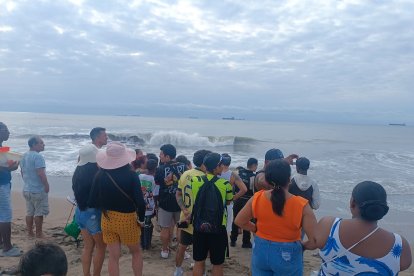 Familiares y amigos del turista Galo Martínez esperan noticias del rescate en la playa de Las Palmas.