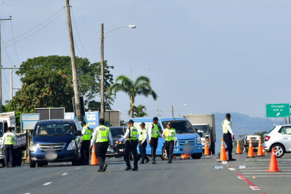 Agentes de tránsito realizando controles a los automotores.