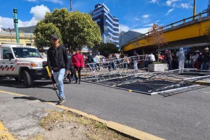 Pancarta que se desplomó durante las movilizaciones de este 12 de julio en Quito.