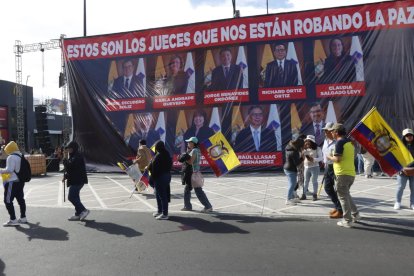 Estas pancartas, con el rostro de los jueces de la Corte Constitucional, aparecieron en las marchas convocadas por Daniel Noboa este 12 de agosto.