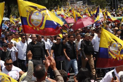 El presidente Noboa durante la marcha en Quito.