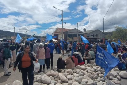 Los bloqueos impiden el ingreso y salida de vehículos de Cuenca.