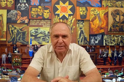 Abdala Bucaram reclama justicia tras 28 años de su destitución presidencial.