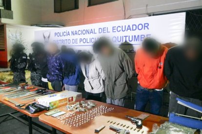 Siete personas detenidas dejó el operativo.