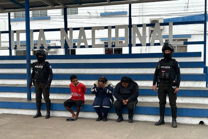 Dos mujeres que trabajaban como guardias en el hospital Teófilo Dávila de Machala, fueron detenidas