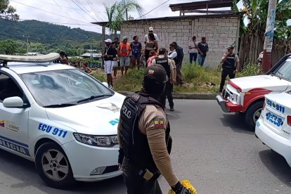 Agentes de la Policía Nacional acordonaron la escena del crimen y recogieron indicios que ayudarán al esclarecer el hecho.