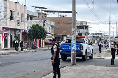 El adulto mayor caminaba por una vereda en el norte de Machala cuando se vio envuelto en un tiroteo
