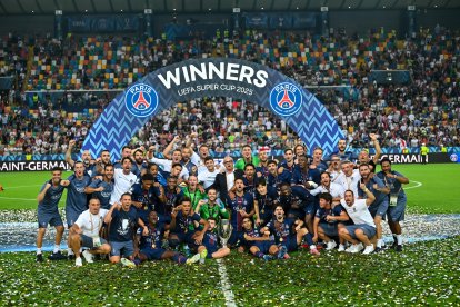 Jugadores de PSG celebraron y levantaron el trofeo de la Supercopa de Europa, el quinto título ganado en 2025.