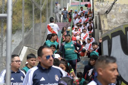 Las escaleras que dan acceso a la cancha de la Liga Barrial San Sebastián.