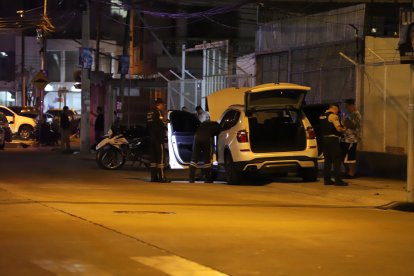 La víctima se movilizaba en este vehículo. La Policía recabó indicios en el lugar.