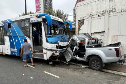Los vehículos quedaron con daños en consecuencia del impacto.