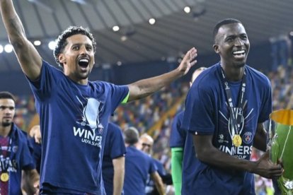 Willian Pacho (d) se ha consolidado en la zaga parisina.