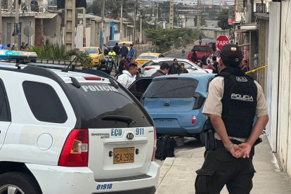 El agente de tránsito fue asesinado cuando se movilizaba como conductor de un automóvil color celeste