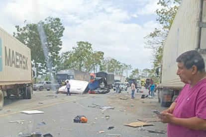 Así quedaron los carros tras el percance.