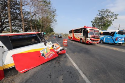 La unidad de transporte quedó partida tras impactarse con un vehículo de carga en la vía Nobol - Daule.