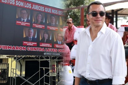 Daniel Noboa (d), presidente del Ecuador, y una de las vallas con las caras de jueces de la Corte Constitucional.