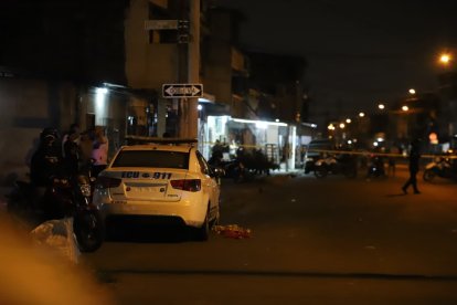 Agentes de Criminalística recogieron más de 30 indicios balísticos en la escena del crimen, ubicada en la 16 y Oriente, en el suroeste de Guayaquil.