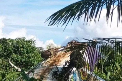 La Cessna 182 de Aerokashurco quedó seriamente dañada tras salirse de la pista de Makusar.