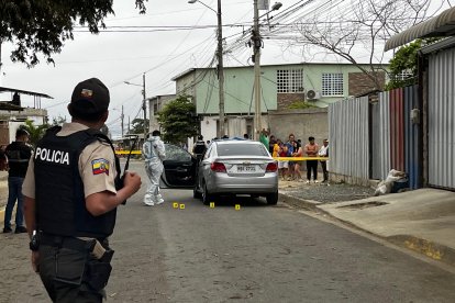 Un hombre fue atacado a balas cuando estaba junto a su madre en un vehiculo.