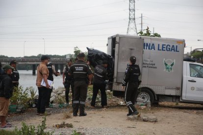 Agentes de la Policía Nacional ejecutan una investigación para esclarecer el hecho.