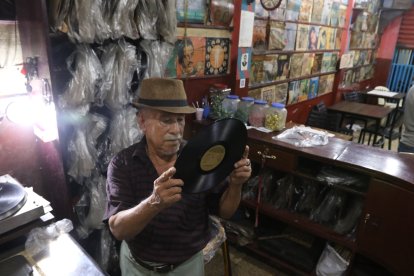 Marcos Ochoa, propietario del negocio, es el encargado de cambiar los discos.
