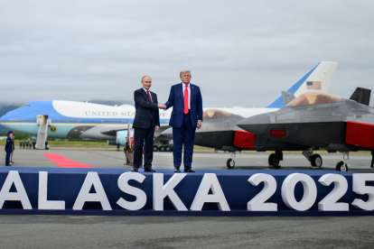 Donald Trump y Vladímir Putin se saludan en Alaska antes de iniciar su reunión en vivo por la paz en Ucrania y acuerdos de defensa.