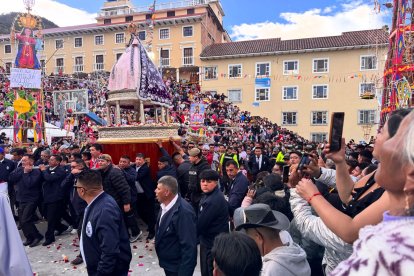 Multitudinaria concurrencia de devotos en la parroquia El Cisne para la celebración a la Madre celestial
