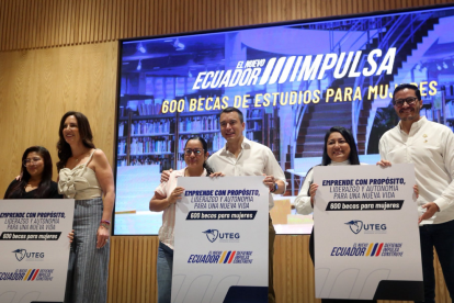 El Presidente Noboa y autoridades entregan 600 becas que fomentan equidad e inclusión educativa en Ecuador.