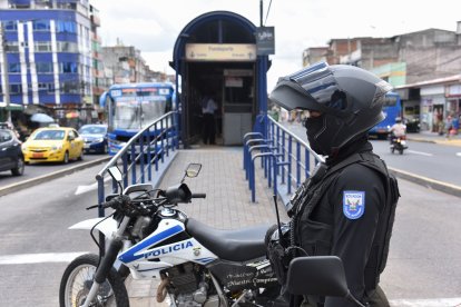 Personal motorizado de la Policía resguarda una de las paradas de Fundeportes.