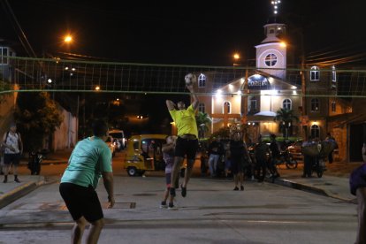 Jornada de ecuavóley en la cancha de Lomas de la Alborada.