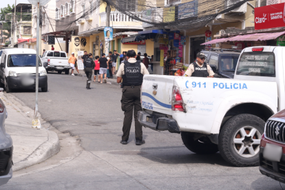 Policías cerraron la calle donde ocurrió el asalto.
