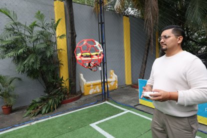Organizadores durante una demostración de Drone Soccer Ecuador.