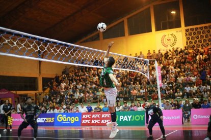 El Coliseo Tsachila de Santo Domingo se llenó para ver la semifinal.