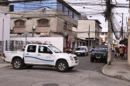 Policías llegaron al sitio para cerrar temporalmente la calle y realizar pericias.
