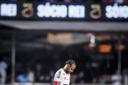 Neymar Jr no ocultó su decepción tras el abultado marcador y terminó llorando.